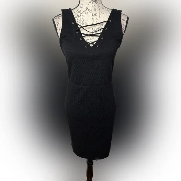 Jessica Simpson Sexy Little Black Dress - Picture 2 of 4